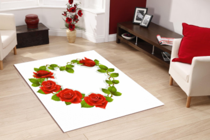 Kalp şeklinde yeşil yapraklı güllü dekoratif halı