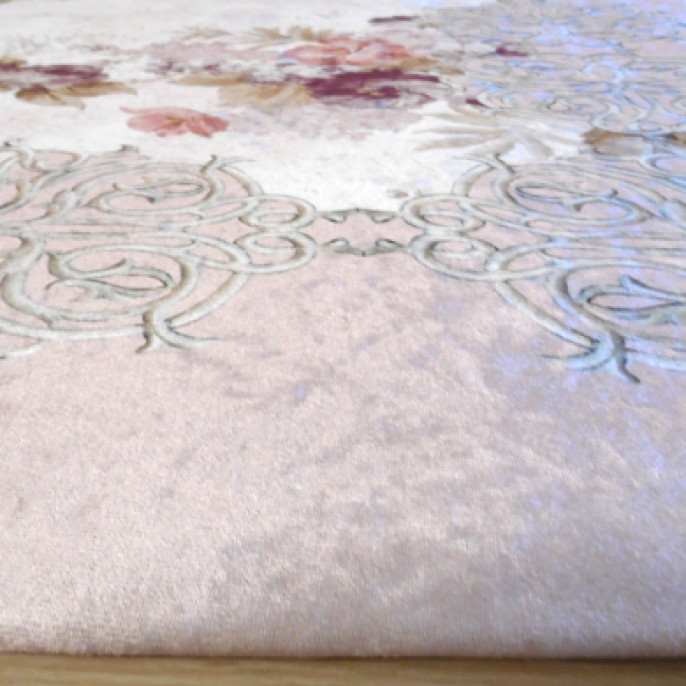 Pembe kırmızı gül desenli krem lastikli halı örtüsü