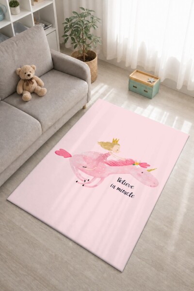 Çocuk Odası Halısı Believe in Miracle Prenses ve Unicorn Desenli – Pembe Suluboya Dekoratif Antibakteriyel Oyun Halısı